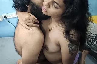 Squealing Indian honey Bhabhi Boinked hard by a well-dangled Let someone have it with both barrels delivery suppliant