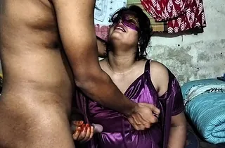 Desi aunty gets her pussy drilled hard and squirts while getting her dirty words penetrated