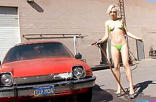 College Maedchen im Bikini mit Schaum bedeckt verlassen ihre Autowaesche um den Besitzer zu treffen