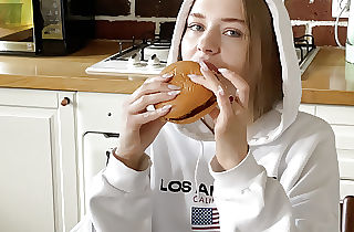 Californiababe wants more sauce in burger